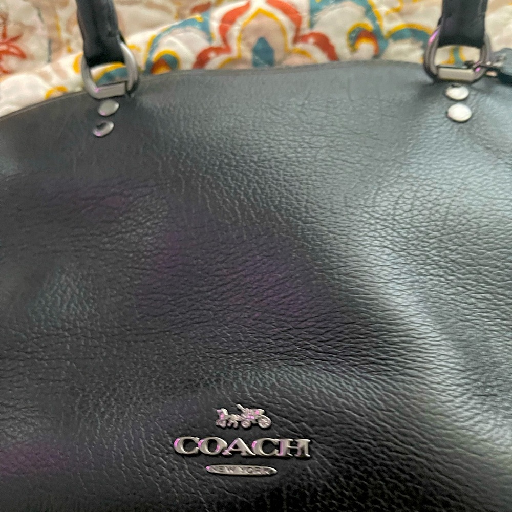 Excellent condition coach hand bag.black color